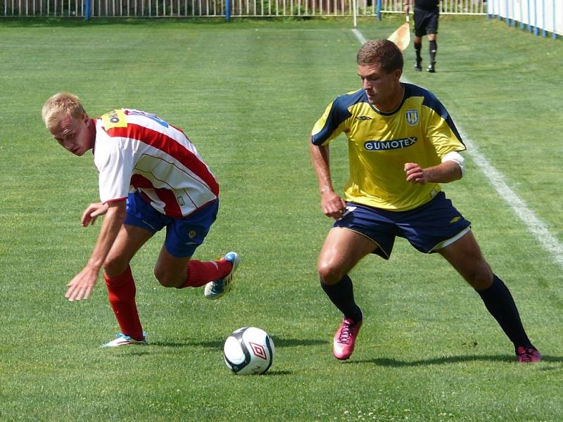 Břeclavští fotbalisté (ve žlutomodrém) doma remizovali s juniorkou Brna.