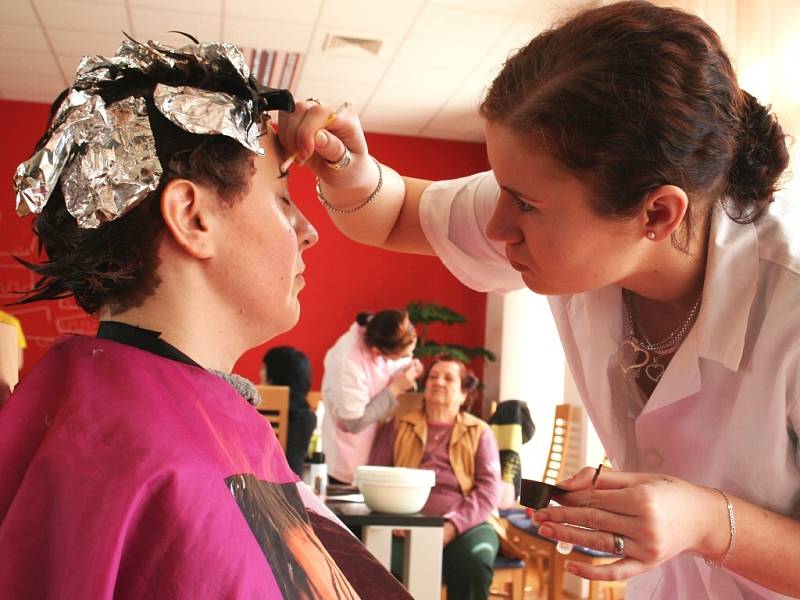 Budoucí kadeřnice a kosmetičky z břeclavského učiliště plnily přání v domě pro seniory v Kosticích.