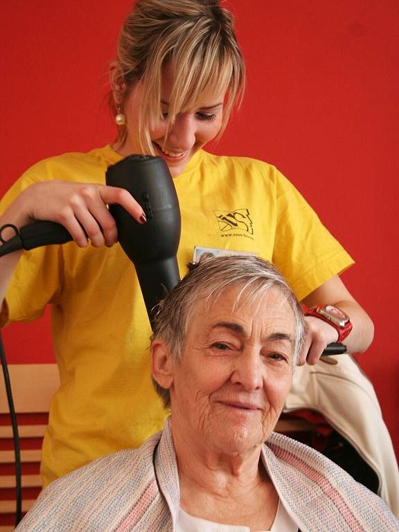 Budoucí kadeřnice a kosmetičky z břeclavského učiliště plnily přání v domě pro seniory v Kosticích.
