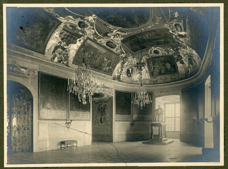 Někdejší sál předků na mikulovském zámku, před rokem 1945.