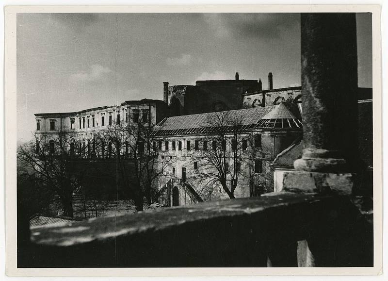 Vyhořelý mikulovský zámek při pohledu z věže kostela sv. Václava.