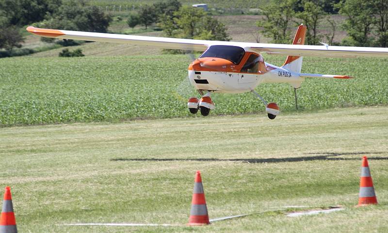 Letiště v Bořeticích patřilo o poslední květnové sobotě soutěži pilotů a navigátorů velmi lehkých letadel.