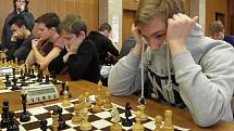 Gymnazisté z Břeclavi a školáci z Velkých Němčic a Staré Břeclavi se v ostré konkurenci 25 týmů se 106 mladými šachisty stali v břeclavském Domě školství vítězi okresního kola Přeboru škol v šachu.