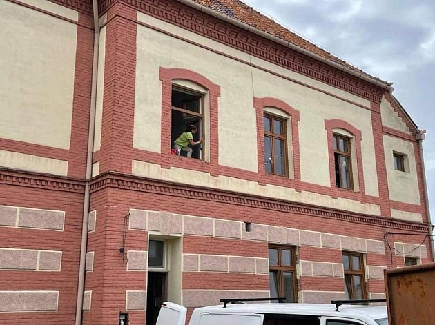 Oprava náhradních prostorů pro hruškovské žáky v budově staré školy v Tvrdonicích.