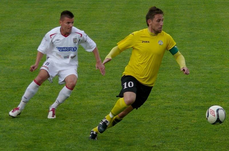 Břeclavští fotbalisté (v bílém) poprvé na jaře zvítězili. Porazili Hlučín 2:1.