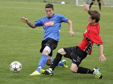 Velkopavlovičtí fotbalisté (v modrém) na hody prohráli s Ratíškovicemi. 