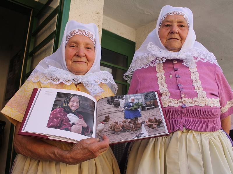 V břeclavském kině Koruna v pondělí pokřtili novou knihu Víchernice. Zaměřuje se na mizející babičky, které oblékají lidové kroje. Kmotrem knihy je herec Zdeněk Junák.