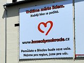 V Břeclavi se objevil billboard, který nabádá ke konci dymokracie.