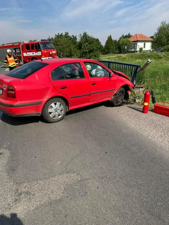 Břeclavský deník | Řidička bourala na mostu u Kašnice. Po nárazu do  zábradlí skončila v nemocnici | fotogalerie