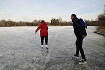 Bruslení na zamrzlé hladině zámeckého rybníka v Lednici.