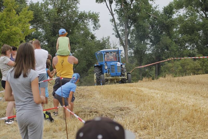 Podivín hostil závody traktorů. 