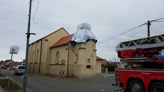 Zaplachtovaná část věže tornádem poškozeného kostela svatého Bartoloměje v Hruškách.