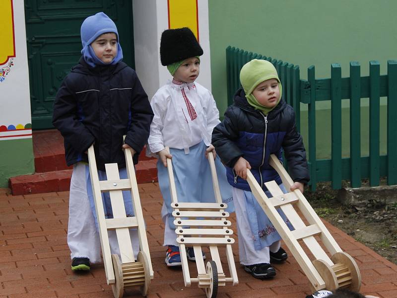 Děti z mateřské školy v Lanžhotě prošly ulicemi města na Velký pátek. S hrkači, řehtačkami a klapačkami. Kroje kvůli chladnému počasí tentokrát schovávaly pod bundami. 