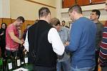 Mezi zhruba sto padesáti vzorky bílých, červených i růžových mladých vín si mohli vybírat návštěvníci Štěpánského koštu v Boleradicích. Štěpánové měli na akci vstup zdarma.