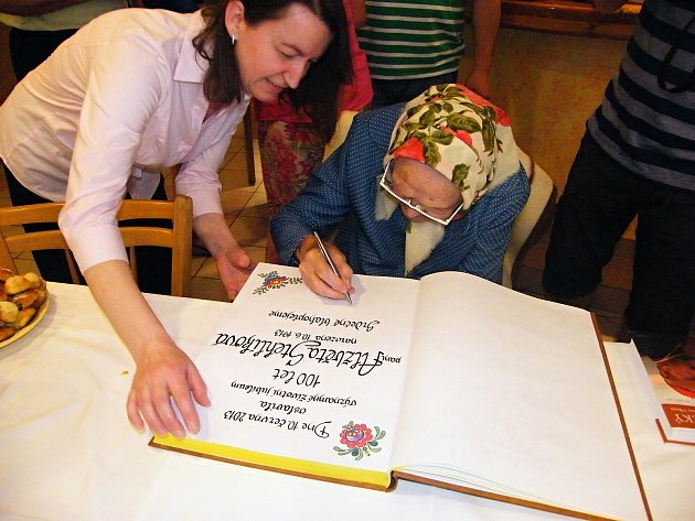 Sto let oslavila v červnu Alžběta Stehlíková z Boleradic.