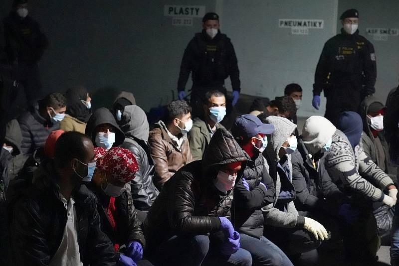 Desítky běženců se ukrývaly v nákladním autě z Turecka. Jihomoravští celníci je objevili ve čtvrtek v podvečer při kontrolách na dálnici D2 na Břeclavsku.