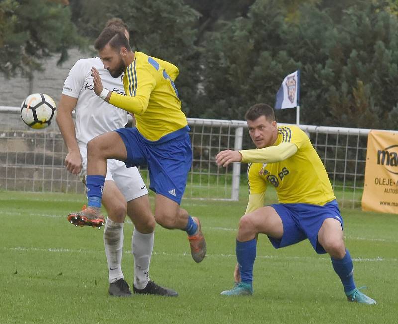 Fotbalisté Lanžhotu (v bílém) přivítali na domácím trávníku Velkou Bíteš.