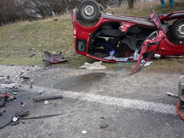 Dvě osobní auta se ve středu 13. března odpoledne čelně střetla na frekventované silnici I/55 nedaleko Hrušek. Zatímco Ford Mondeo zůstal na silnici, Fiat Panda ležel po srážce vedle cesty na střeše. 