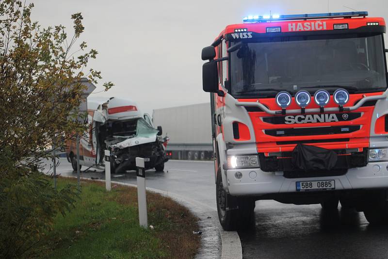 Při tragické nehodě kamionu a dodávky na sjezdu z dálnice D2 u Břeclavi zemřel muž.