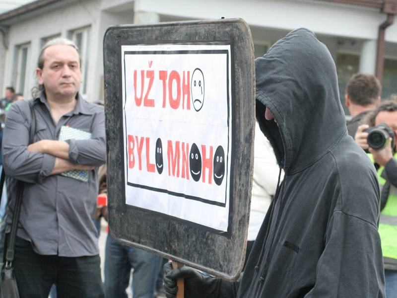 Nedělní (22. dubna 2010) pochod za zbitého mladíka v Břeclavi