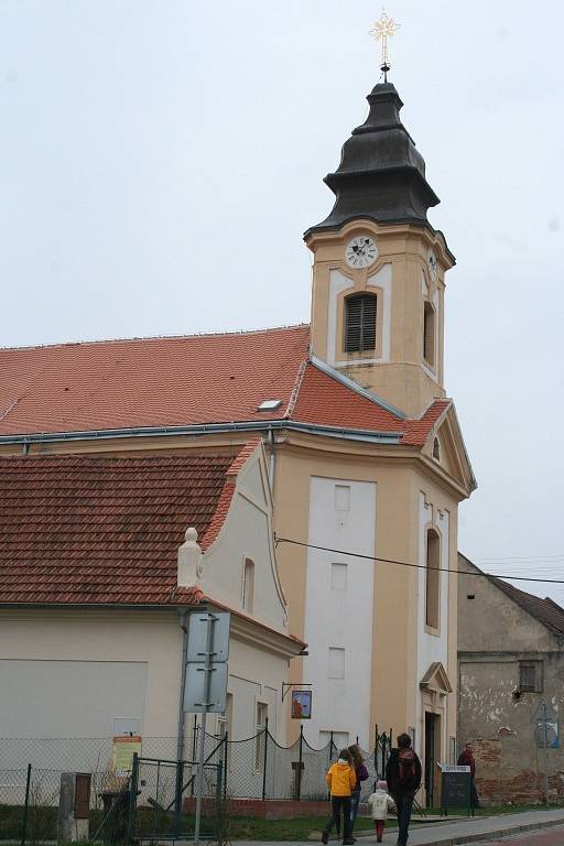 Sobotní pouť ke svatému Jiří mířila z kostela na Sirotčí hrádek. 