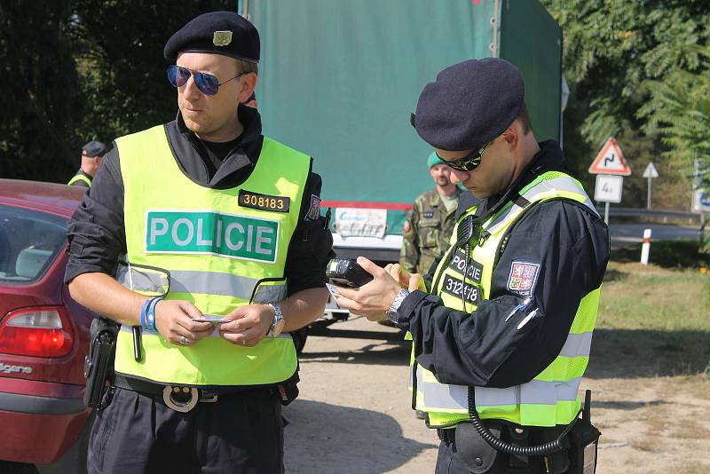 Policisté s vojáky procvičovali v úterý znovuzavedení kontrol na státní hranici se Slovenskem. Stanoviště měli i na silnici druhé třídy mezi Lanžhotem a Brodským. 