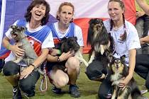 Martina Konečná (vpravo) pózuje po stříbru na MS v agility se svými kolegyněmi a dvěma psími svěřenci.