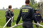 Břeclavští profesionální hasiči a členové dobrovolné jednotky ze Staré Břeclavi poblíž jezu u Tvrdonic cvičně potýkali s únikem ropy do řeky Moravy.