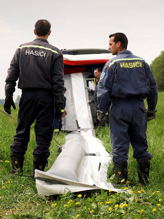 Břeclavští profesionální hasiči a členové dobrovolné jednotky ze Staré Břeclavi poblíž jezu u Tvrdonic cvičně potýkali s únikem ropy do řeky Moravy.