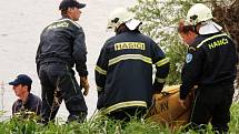 Břeclavští profesionální hasiči a členové dobrovolné jednotky ze Staré Břeclavi poblíž jezu u Tvrdonic cvičně potýkali s únikem ropy do řeky Moravy.