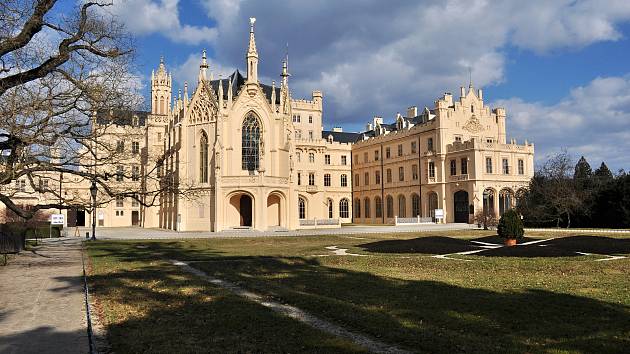 Jindy plní zámecký park v Lednici davy lidí, v sobotu po poledni zel prázdnotou. Na vycházku či za sportem se tam vydalo jen několik místních lidí.