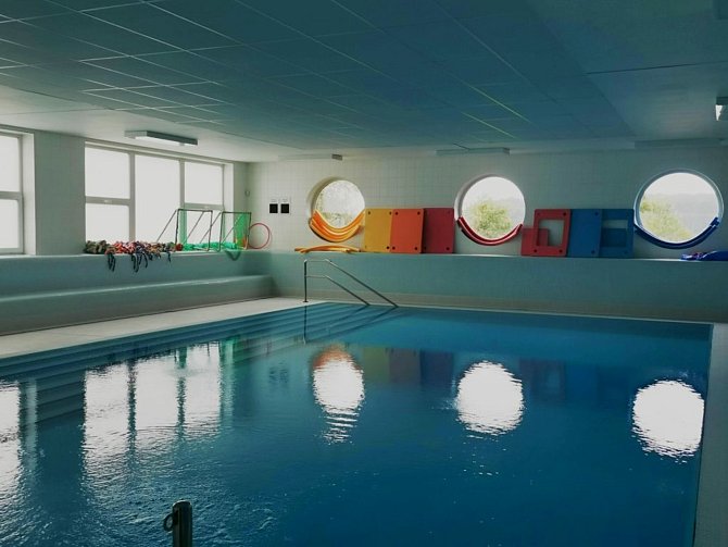 Děti, dospělí i důchodci se mohou těšit na obnovené kurzy ve výukovém bazénu ve Vranovicích.