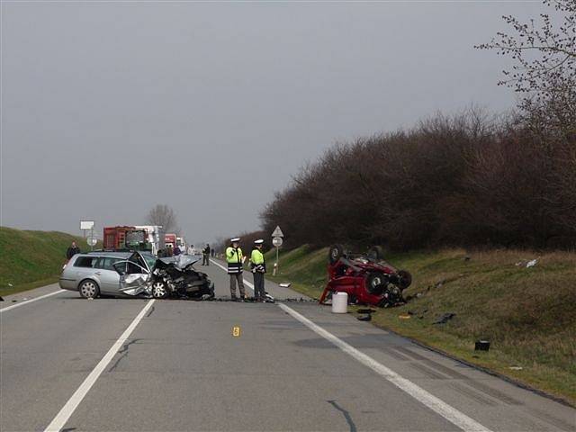 Dvě osobní auta se ve středu 13. března odpoledne čelně střetla na frekventované silnici I/55 nedaleko Hrušek. Zatímco Ford Mondeo zůstal na silnici, Fiat Panda ležel po srážce vedle cesty na střeše. 