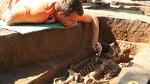 Archeologové objevili v roce 2008 na Pohansku jen pár desítek metrů od základny, kde dříve stál seník či malá stodola, zděnou stavbu. Již tehdy vše nasvědčovalo tomu, že se jedná o velkomoravský kostelík.