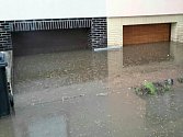 Až do výše jednoho a půl metru zaplavila voda z přívalových dešťů na dvanáct sklepů v domech ve Vranovicích.