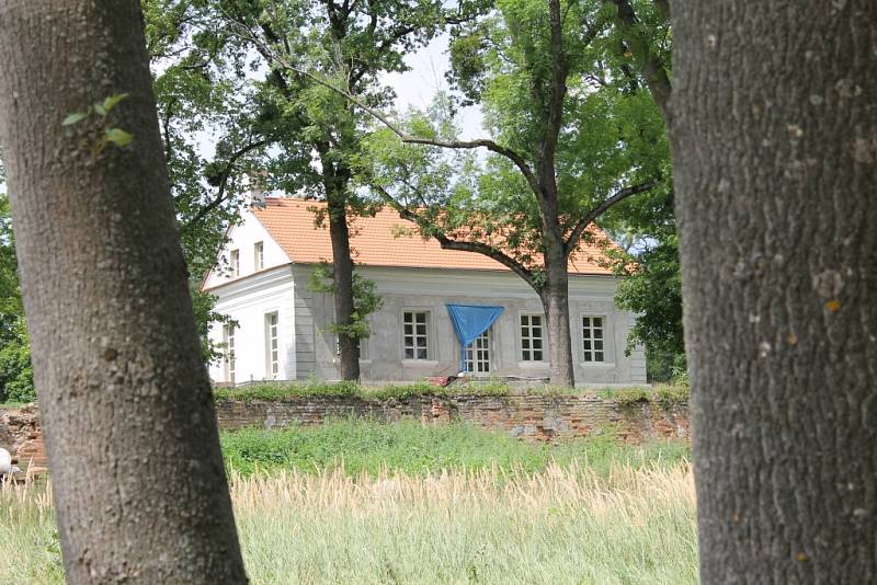 Opravy zámečku Insel u Mikulova postupují rozvážně. Stavebníci už zapracovali například na části vysoké zdi a bastionu. Vchod střeží brána s vinařskými symboly a iniciálou současných majitelů. V blízkém okolí se nachází také sporně vysazený vinohrad.