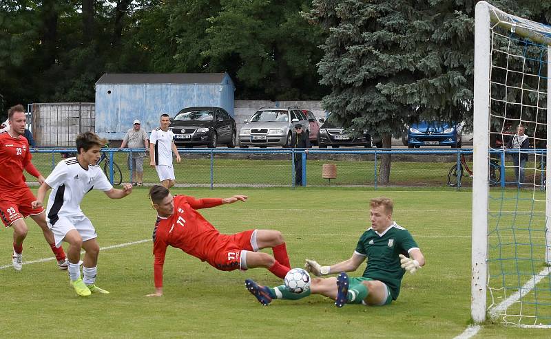 Fotbalisté Břeclavi (v bílých dresech) remizovali se Startem Brno 2:2.