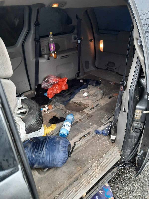 Cizinec s devíti migranty v autě na Břeclavsku prorazil dva policejní zátarasy.
