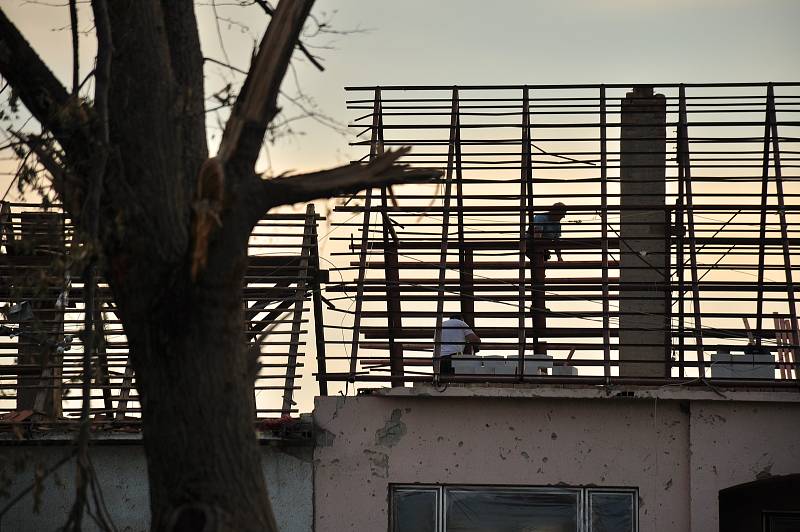 Pátý den po katastrofě. V obcích  poškozených tornádem, začaly první demolice domů, zatím jen v režii majitelů nemovitostí. Řízené demolice 115 domů kraj zahájí příští týden.