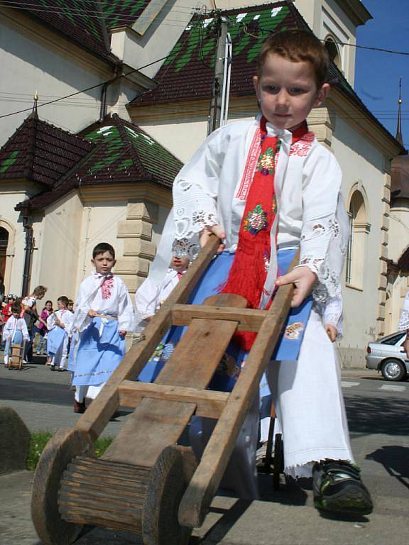 Děti z lanžhotské mateřinky vyrazily na Zelený čtvrtek do ulic s hrkači, řehtačkami a klapačkami. 