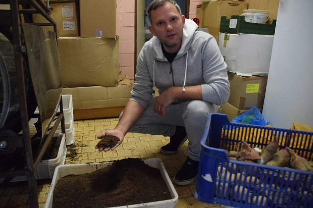 Radek Staňka pěstuje v areálu zemědělského družstva v Uherčicích bráněnky. Jejich larvy tam pomáhají  už rok a půl s likvidací kuchyňského odpadu a zbytků jídel.
