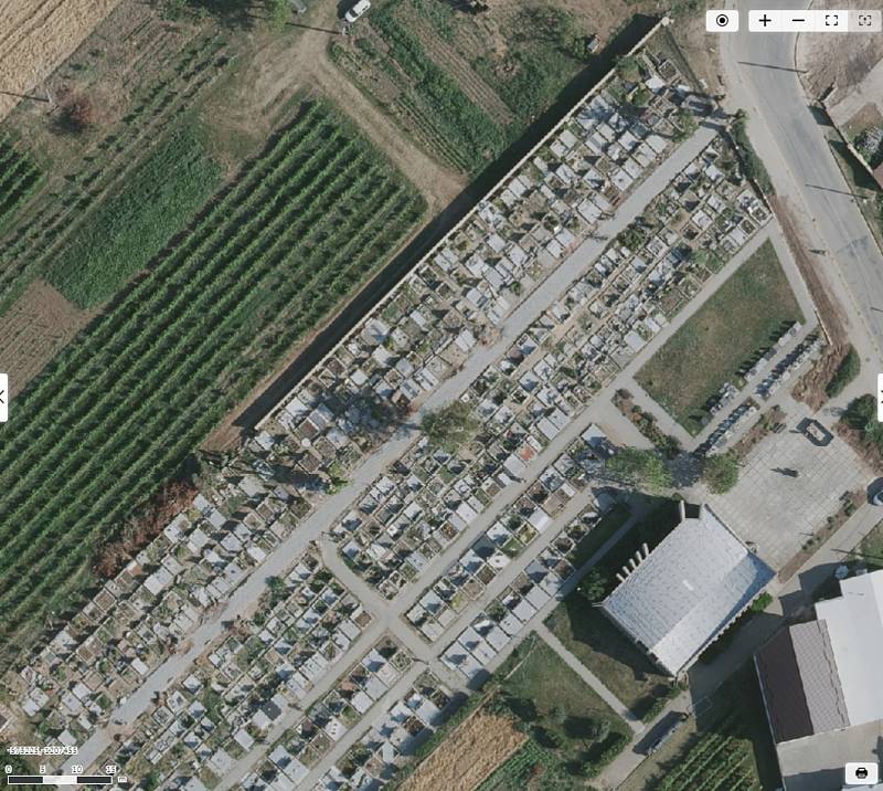 Letecké snímky zachycující pohled na obce zasažené tornádem. Letecké snímky zachycující pohled na obce zasažené tornádem. A to v roce 2018 před katastrofou, krátce po ní a na konci července. Na snímku hřbitov v Moravské Nové Vsi.