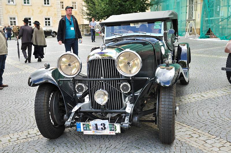 Jihem Moravy projel Pálavský Oldtimer. Předválečným veteránům mávali lidé především v Lednicko valtickém areálu.