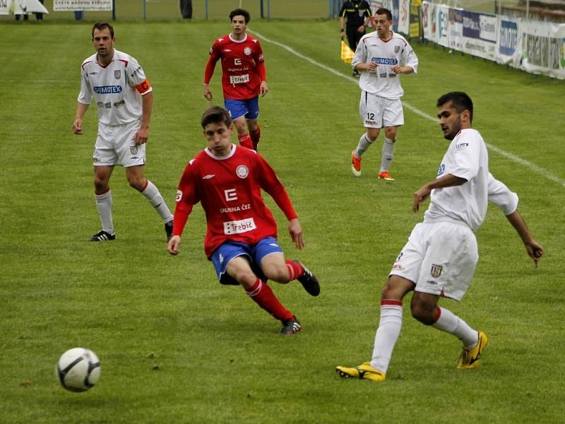 Břeclavští fotbalisté (v bílém) doma nedali Třebíči gól.