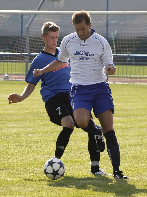 Ledničtí fotbalisté (v bílém) doma měli převahu, body ale brali Velkopavlovičtí.