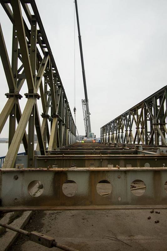 Silničáři odstraňují mostní provizorium v Brodě nad Dyjí.