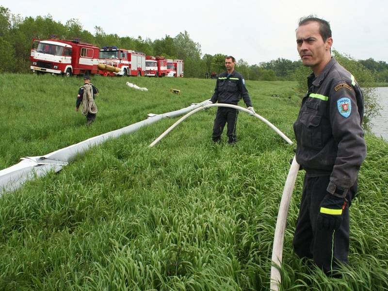 Břeclavští profesionální hasiči a členové dobrovolné jednotky ze Staré Břeclavi poblíž jezu u Tvrdonic cvičně potýkali s únikem ropy do řeky Moravy.