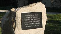 Pod židovským hřbitovem v Mikulově odhalili památník k nucenému vysídlení před osmdesáti lety.