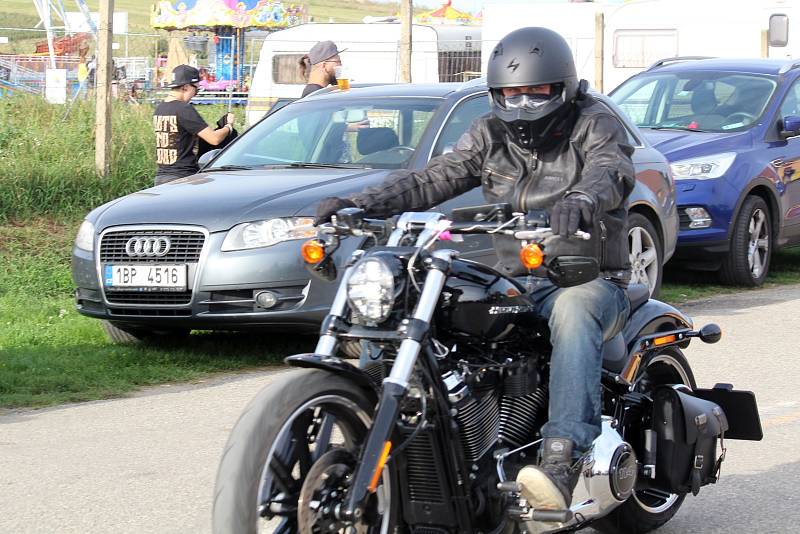 Pasohlávecký autokemp Merkur obsadili od čtvrtka do neděle motorkáři. Konal se tam odložený Euro Bike Fest.