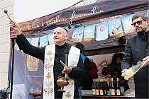 Svatomartinská vína ochutnali lidé také ve Valticích.Před přípitkem vínu požehnal valtický farář Mons. Karel Janoušek